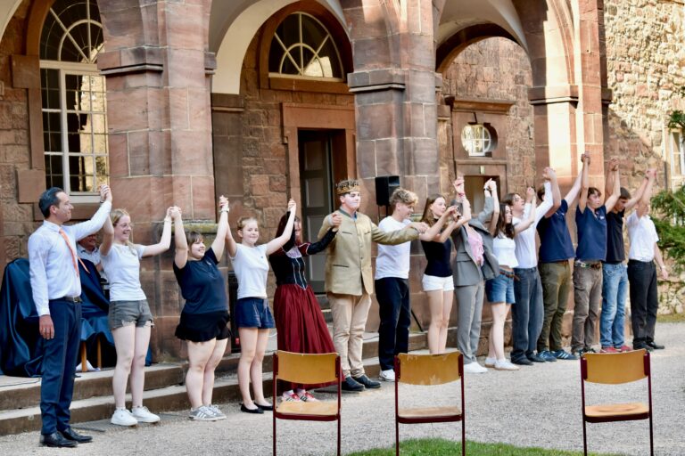 Hamlet im Innenhof – moderne Inszenierung mit starker Ensembleleistung