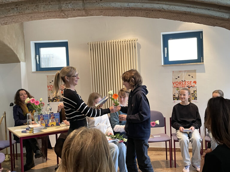 Justus holt für uns den Sieg bei der 2. Runde des Vorlesewettbewerbes