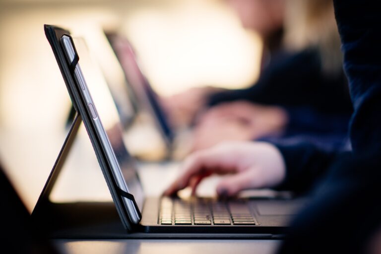 Pionier in der KI-Bildung: Klosterschule Roßleben macht Künstliche Intelligenz zum Pflichtfach
